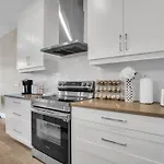 Luxury Niagara 3 Bdr Townhouse /Garage