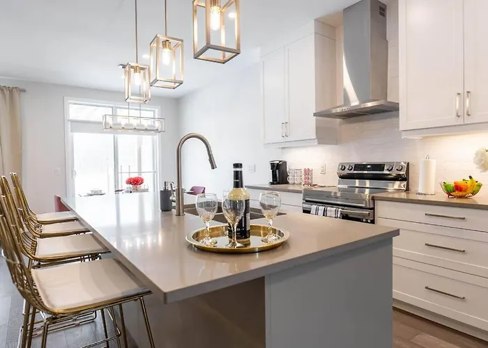 Luxury Niagara 3 Bdr Townhouse /Garage
