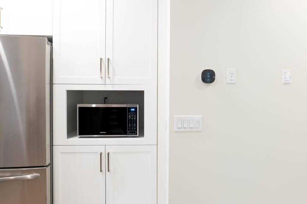 Luxury 3 Bdr Townhouse /garage Apartment Niagara Falls