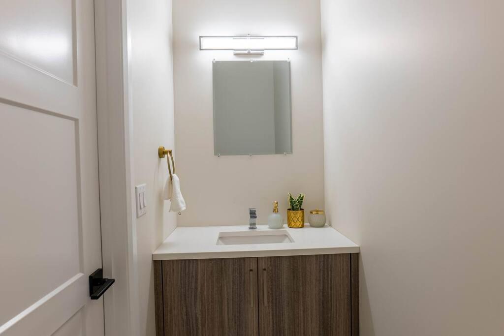 Luxury 3 Bdr Townhouse /garage * Niagara Falls
