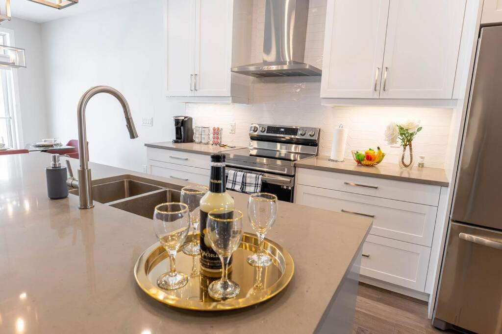 Luxury 3 Bdr Townhouse /garage Apartment