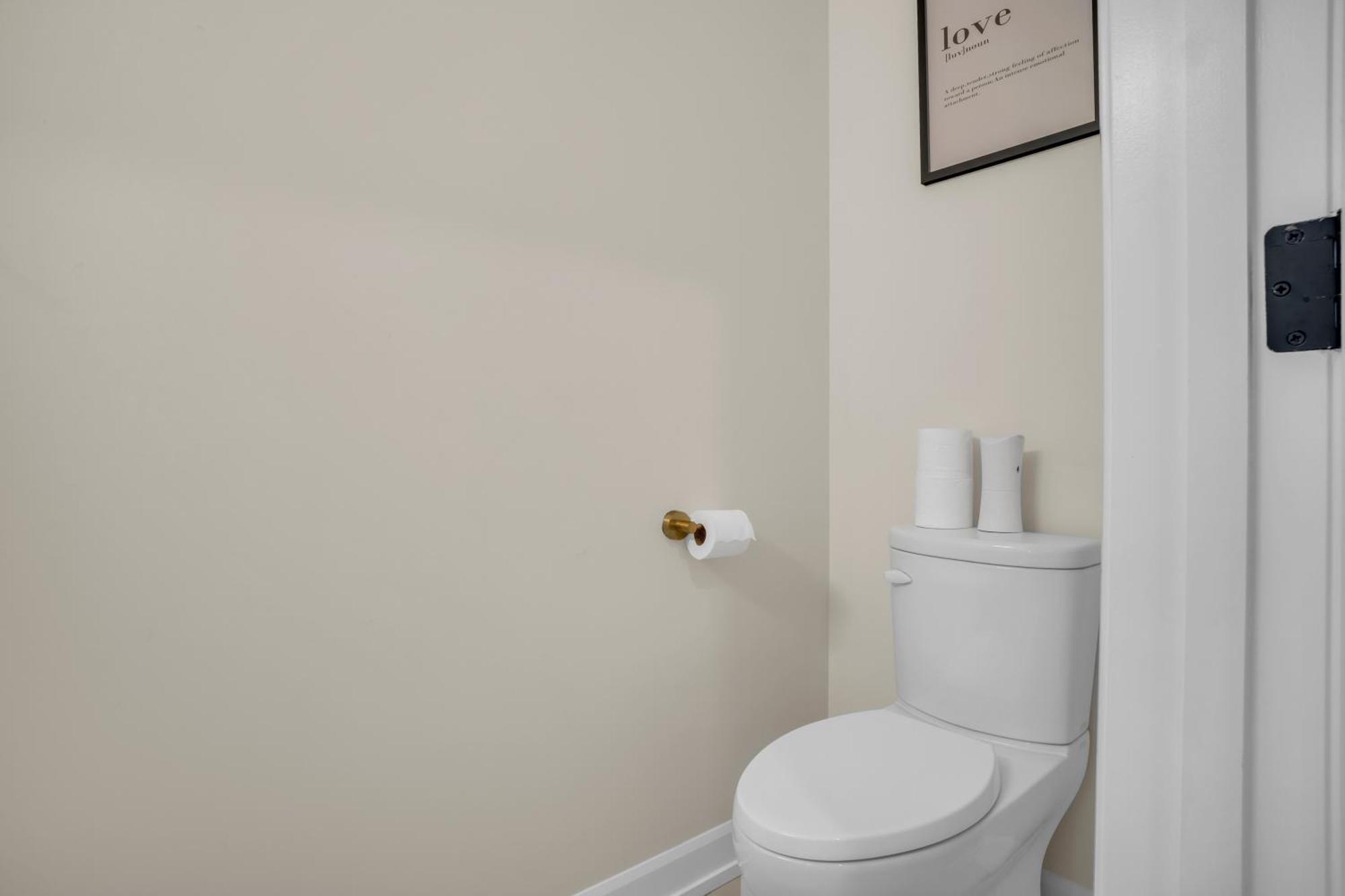 Luxury 3 Bdr Townhouse /garage Apartment *