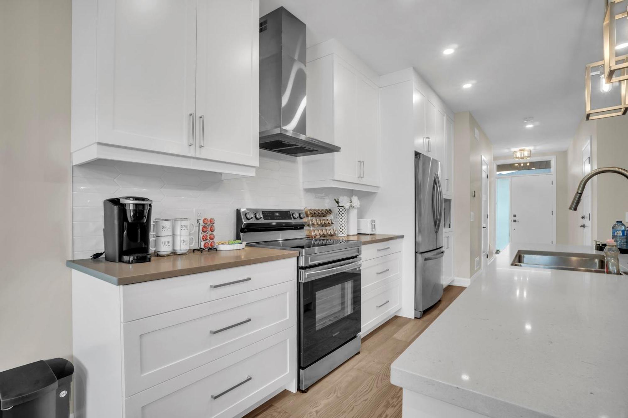 Luxury 3 Bdr Townhouse /garage Apartment *