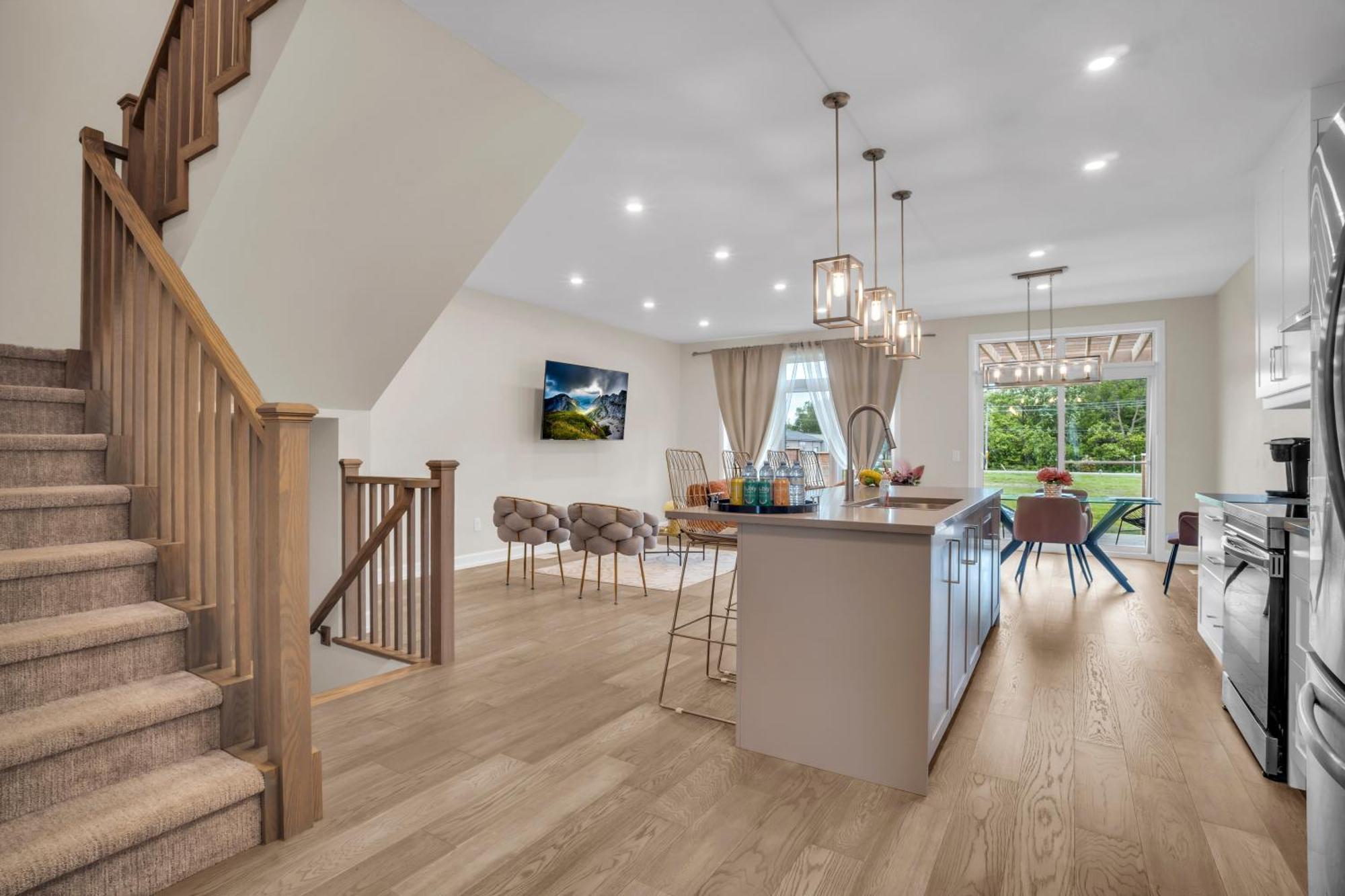 Luxury 3 Bdr Townhouse /garage Apartment Niagara Falls