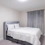 Luxury Niagara 3 Bdr Townhouse /Garage