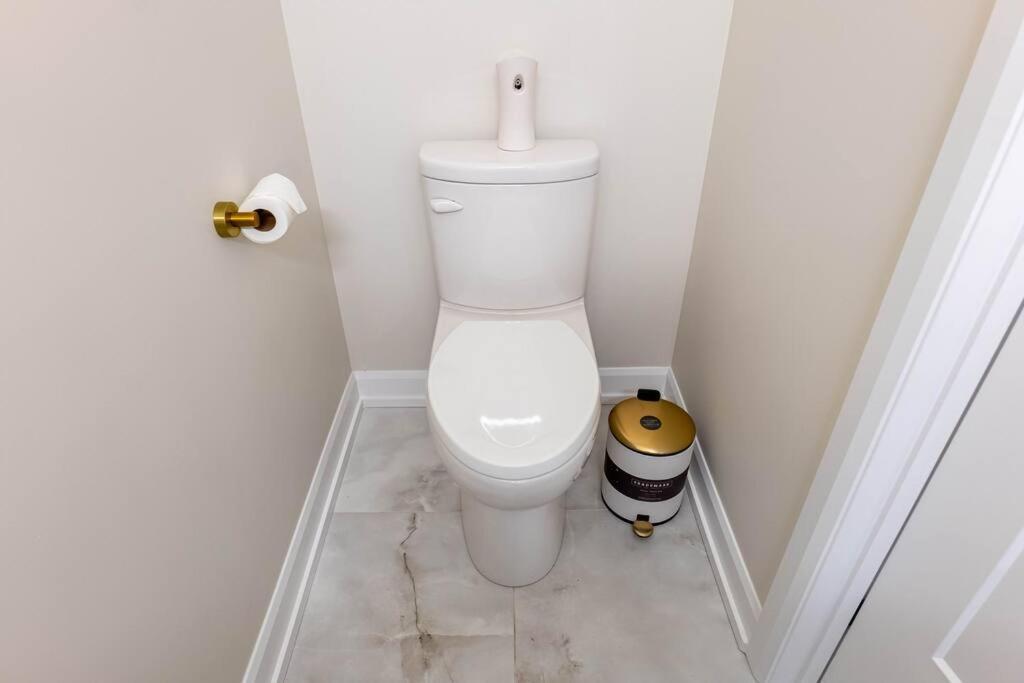 Luxury 3 Bdr Townhouse /garage *