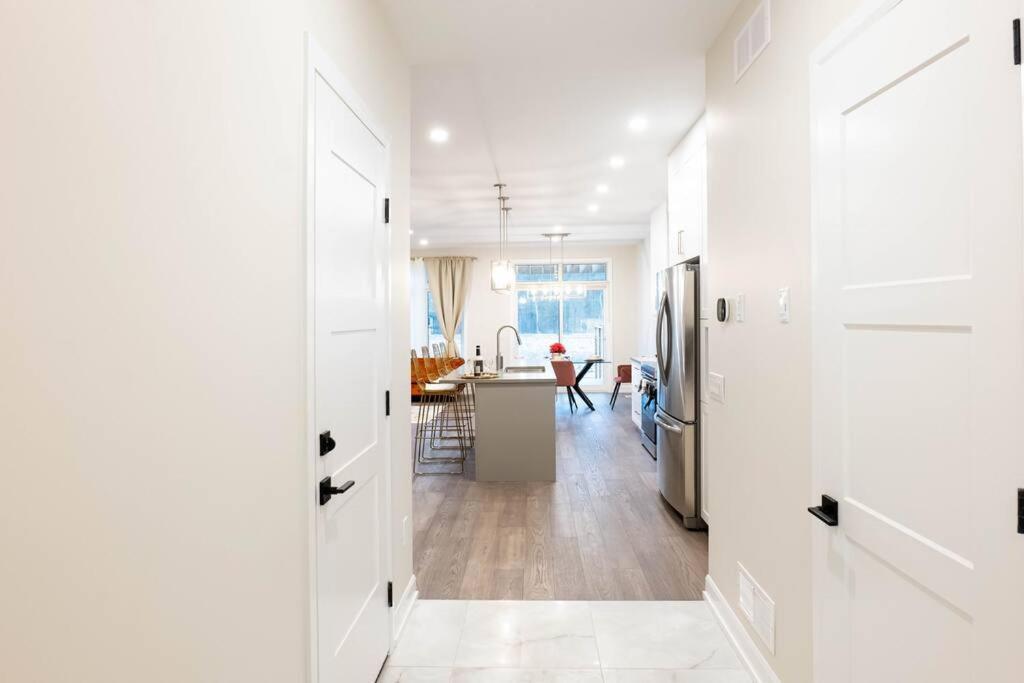 Apartment Luxury 3 Bdr Townhouse /garage Niagara Falls