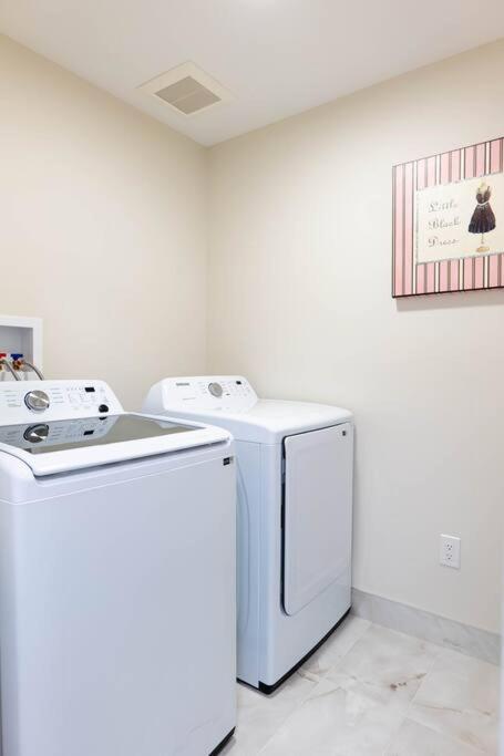 Apartment Luxury 3 Bdr Townhouse /garage *